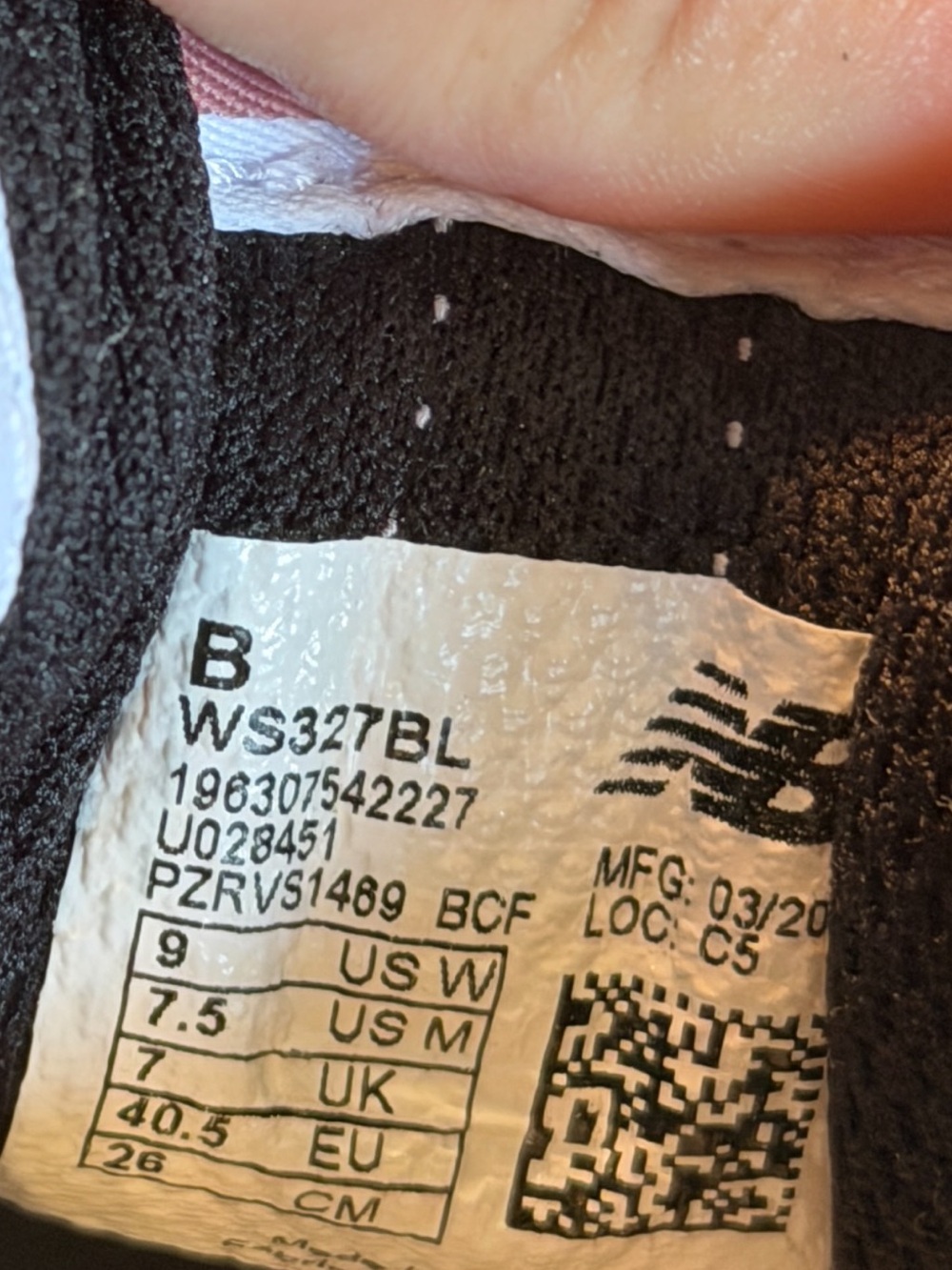 New Balance Black & Cream Retro Runner Sneakers - Picture 7 of 7